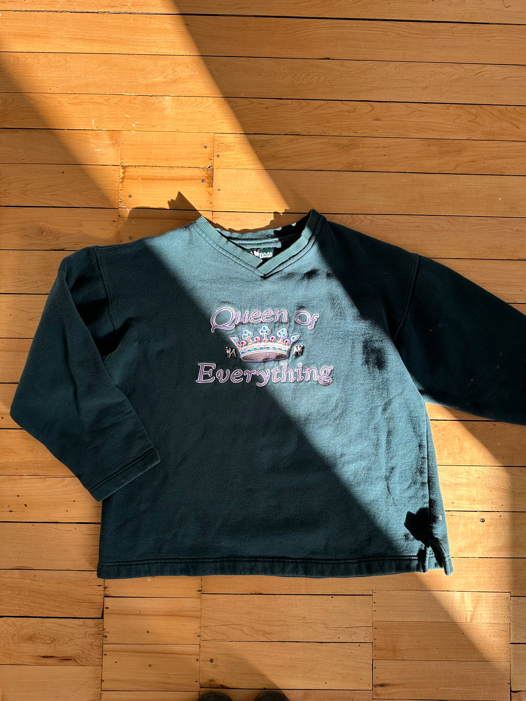queen of everything crewneck