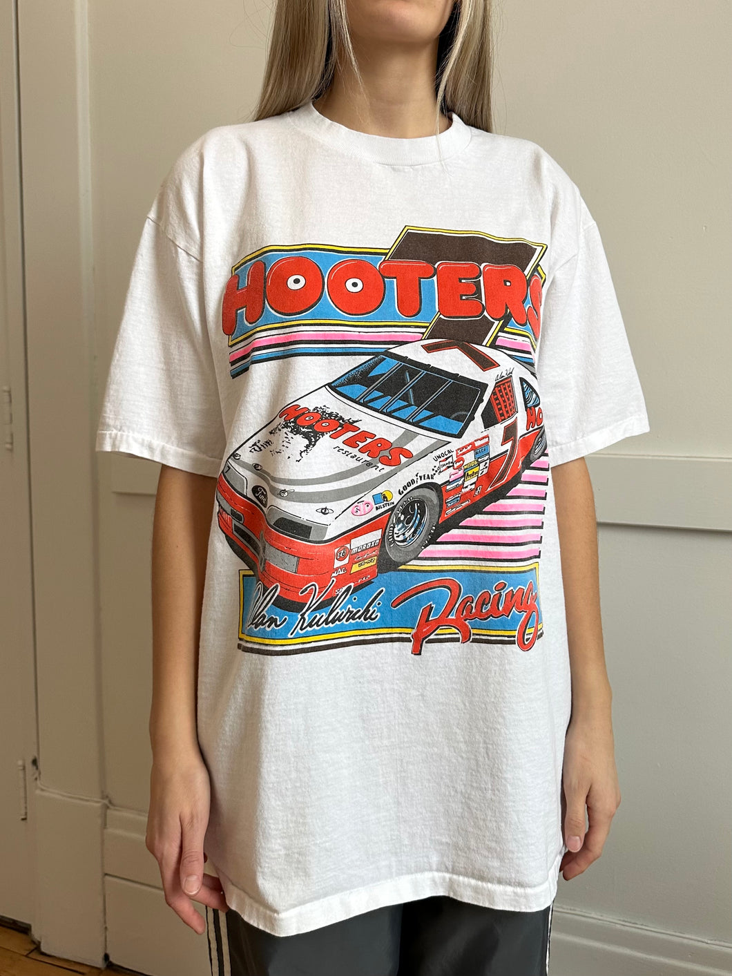 hooters racing tee